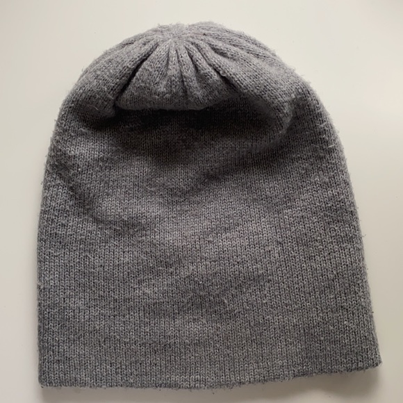 ⭐️SOLD⭐️Grey TNA Beanie - Picture 2 of 3